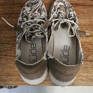 Hey Dude Woman's shoes size 7 brown and white